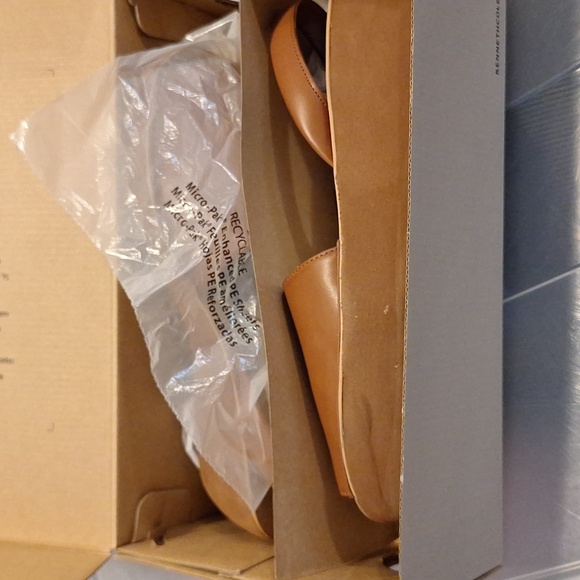 Kenneth Cole Reaction Tan Leather Slip-On Sandals - Picture 6 of 6